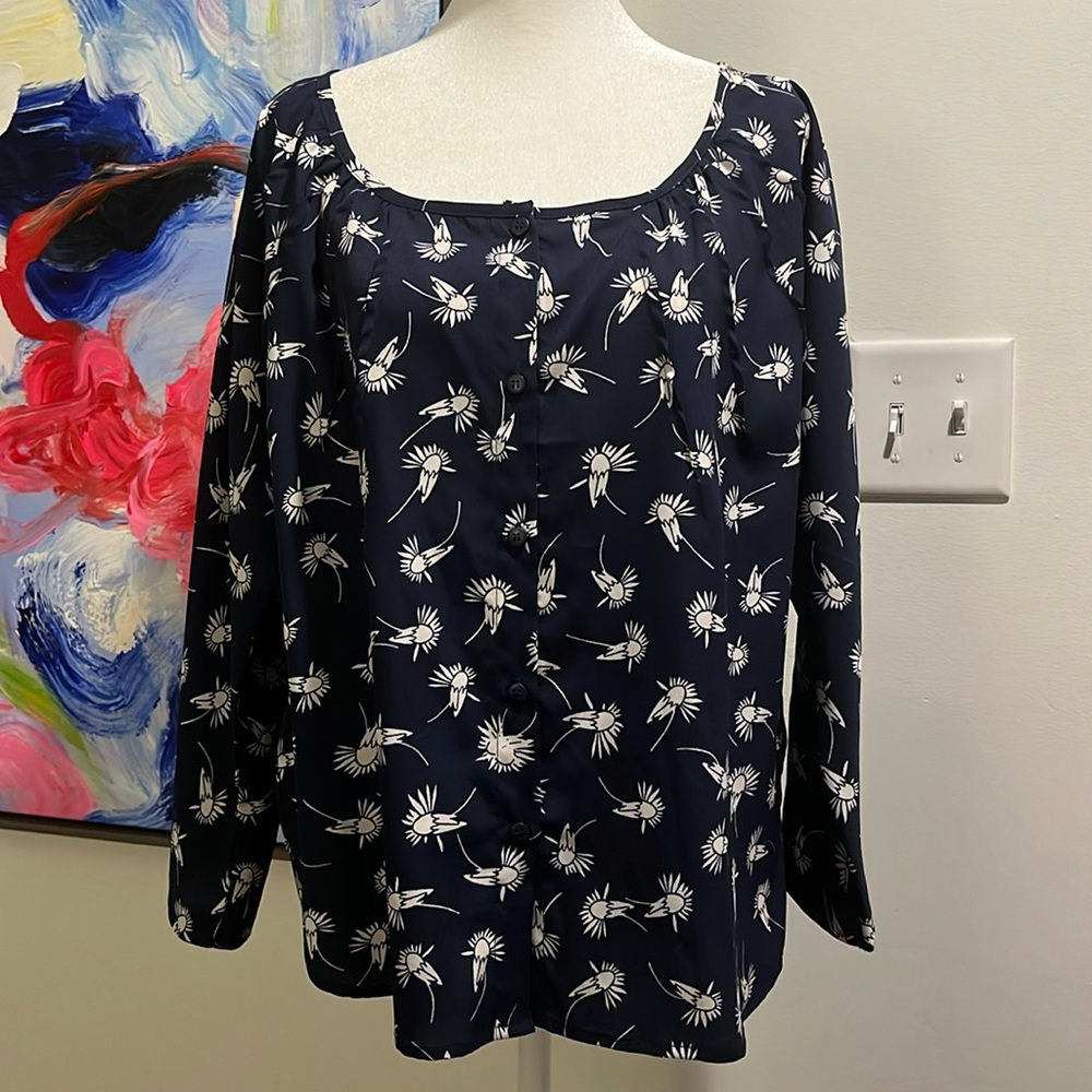 NWOT: Navy, silky button up blouse, 3/4” sleeves, white accent. Sz. Medium